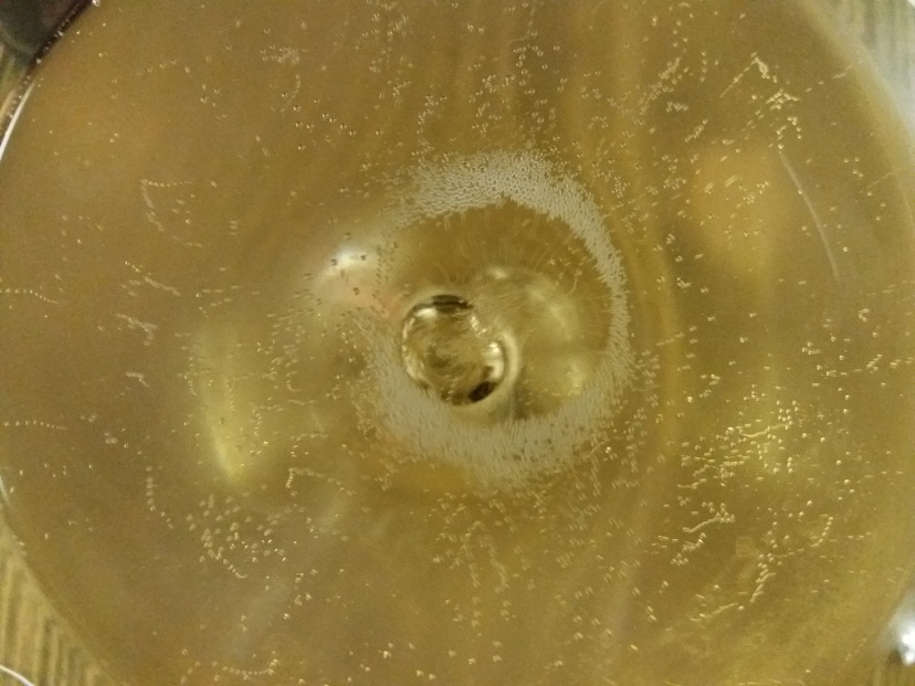 pétillement dans un verre vue du dessus
